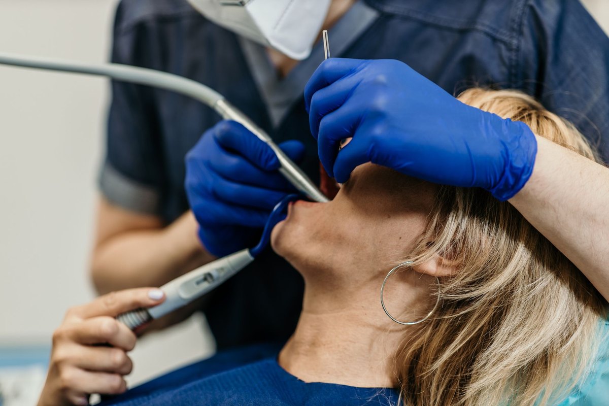 Seduta di igiene dentale professionale con ablatore a ultrasuoni