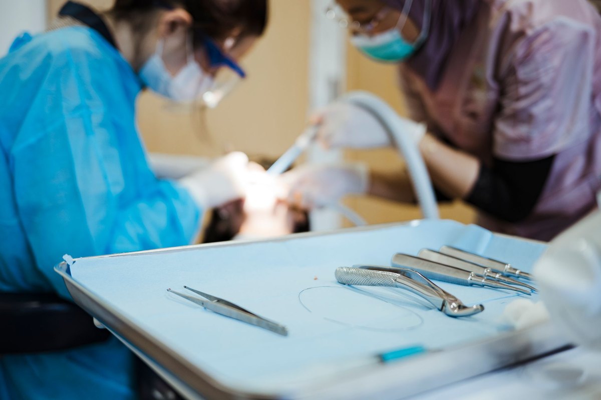 Strumenti chirurgici preparati sul vassoio per un intervento di implantologia